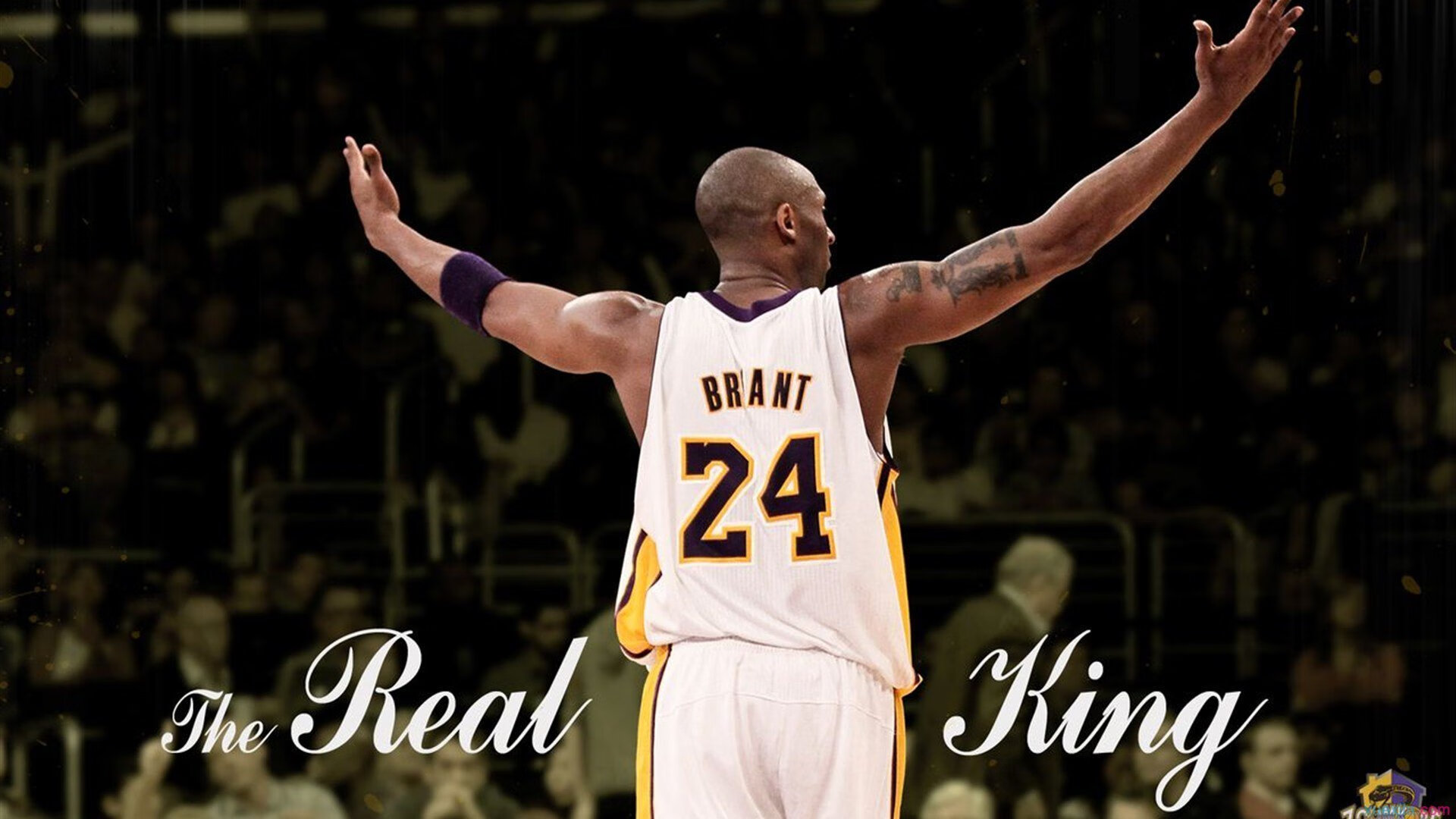 2015年总决赛第一场:勇士第一节就落后30分,但凭借库里连续远投,最终完成“史诗逆转”,点燃整个系列赛。